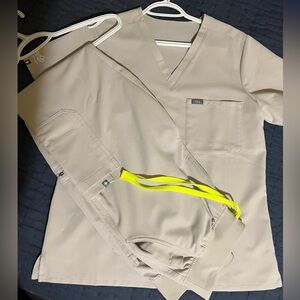 FIGS Bone Catarina One-Pocket Scrub Top M/High Waisted Yola Skinny Pant M/Tall